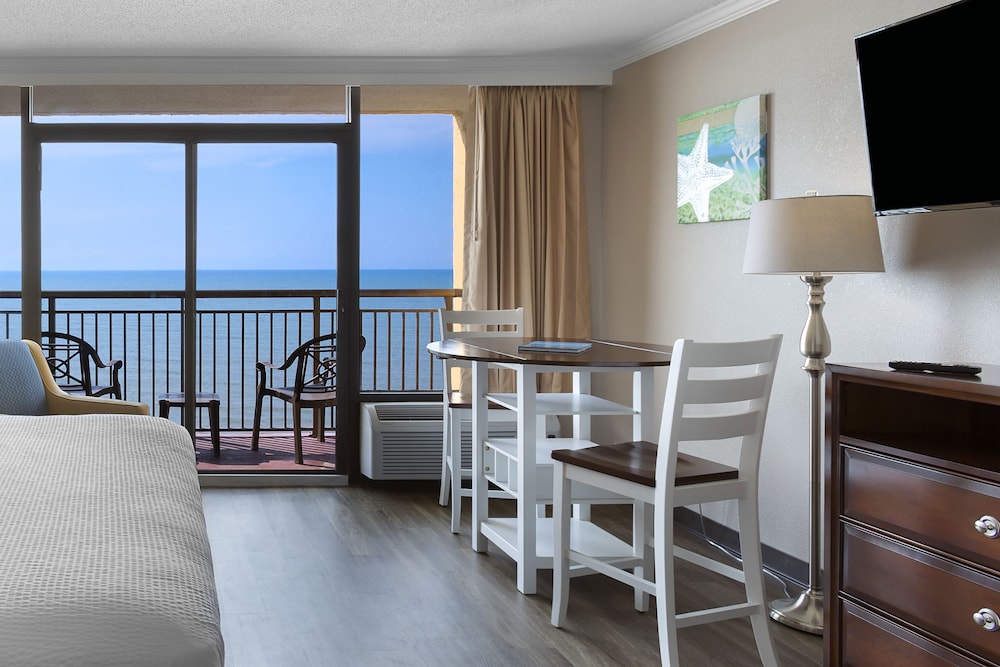 Efficiency, King Bed, Ocean Front، The Caravelle Resort 3/8