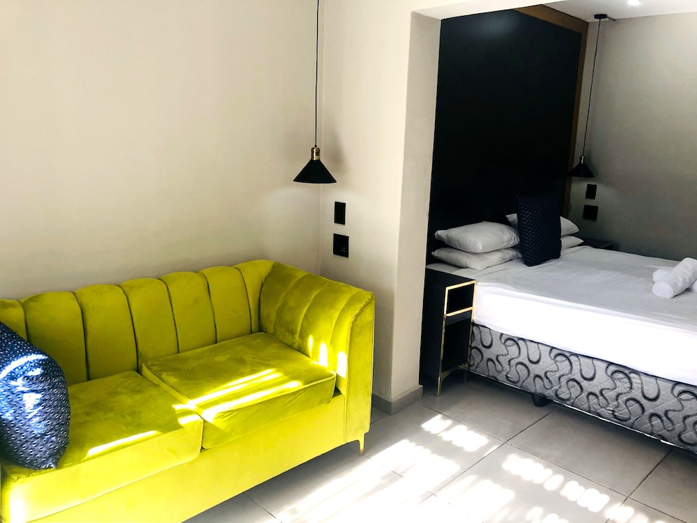 Elephant Springs Hotel &amp; Cabanas 29/80