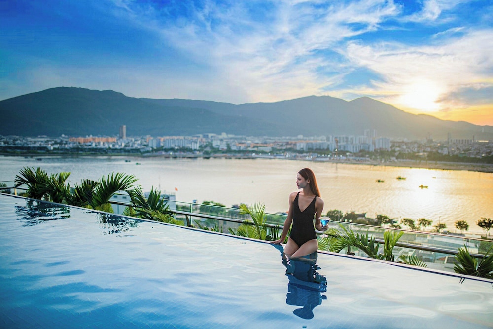 New Orient Hotel Danang 66/70