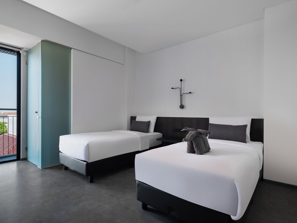 REZ Hotel 17/56