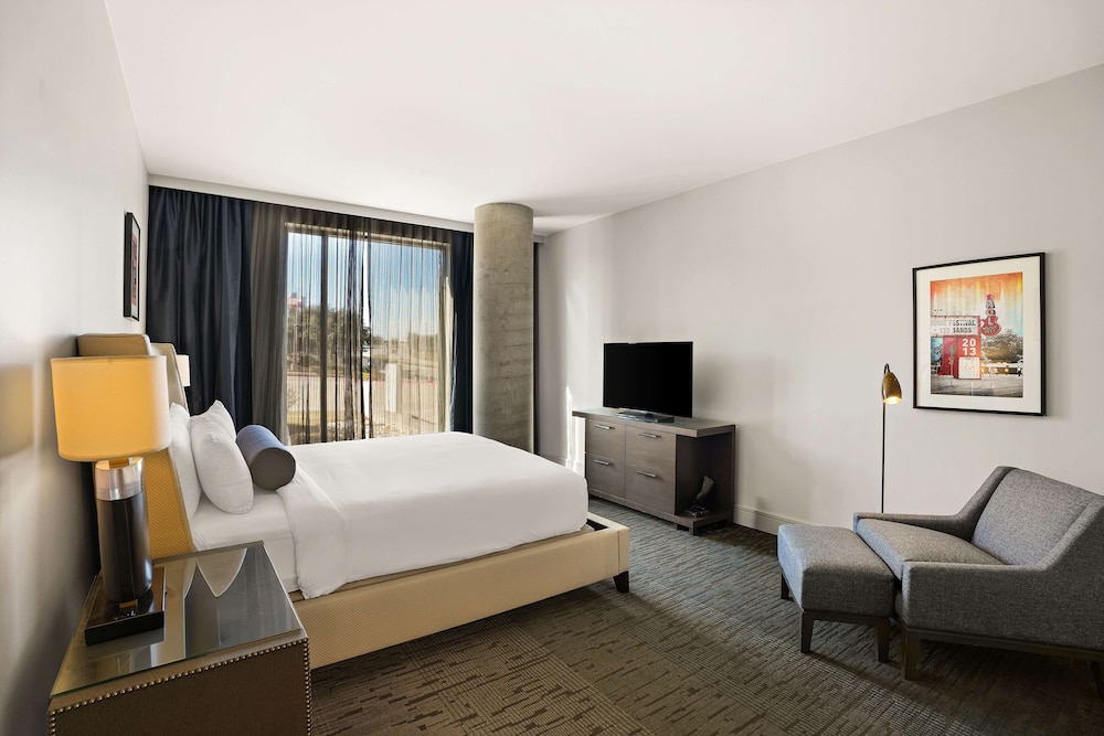 DELUXE, KING BED