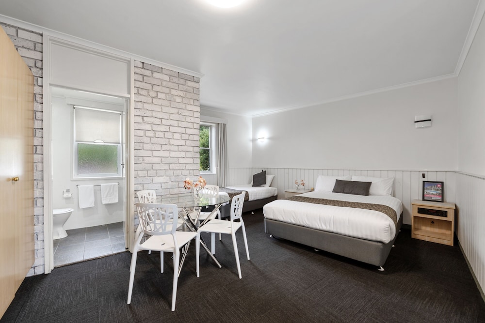 Coach House Launceston 24/52