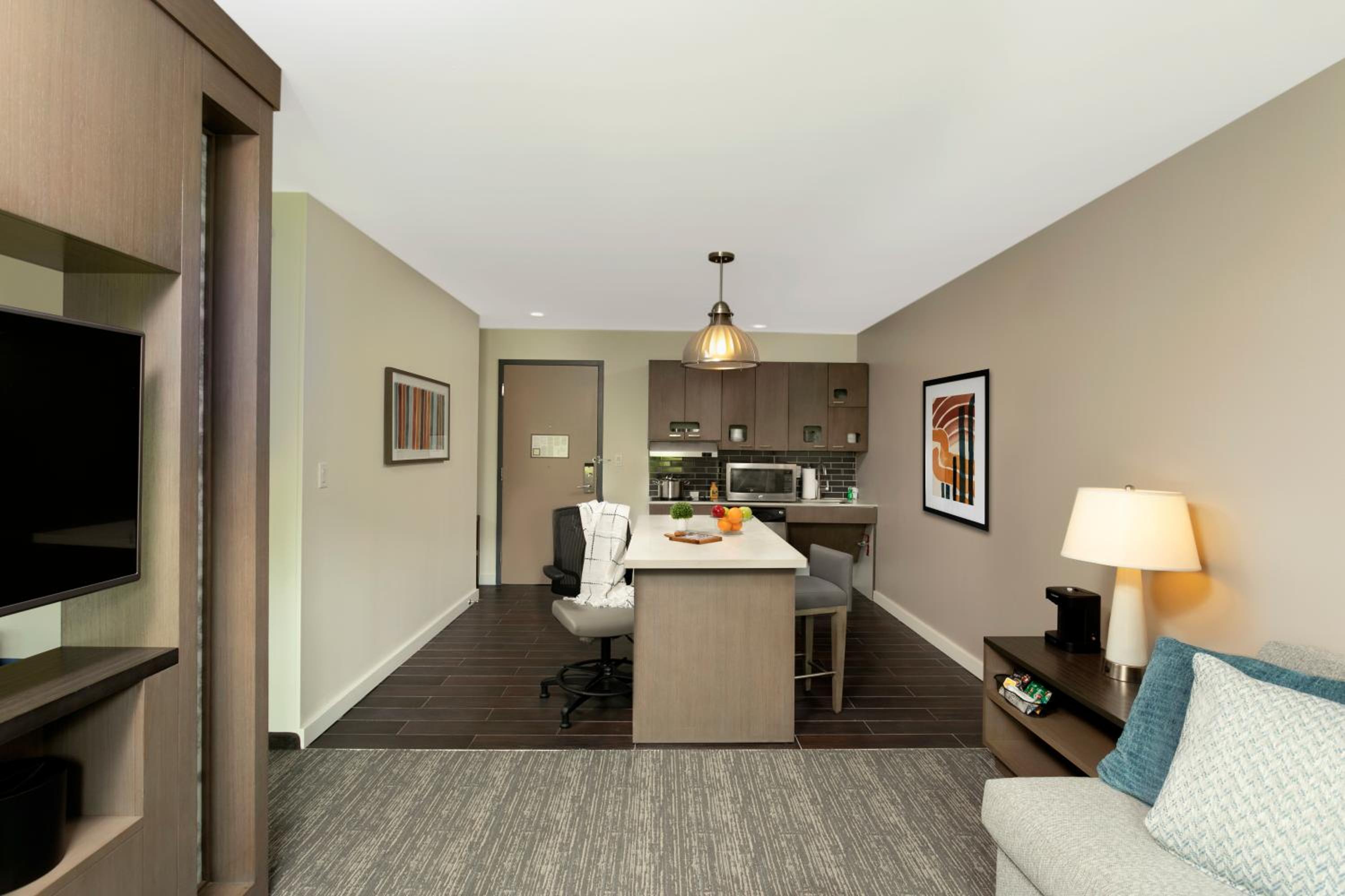 1 Bedroom, Suite, King Bed, Bay View, Kitchen, Accessible