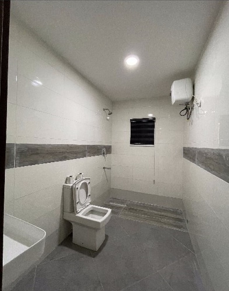 CHARLIE'S PLACE AND SUITES 50/50