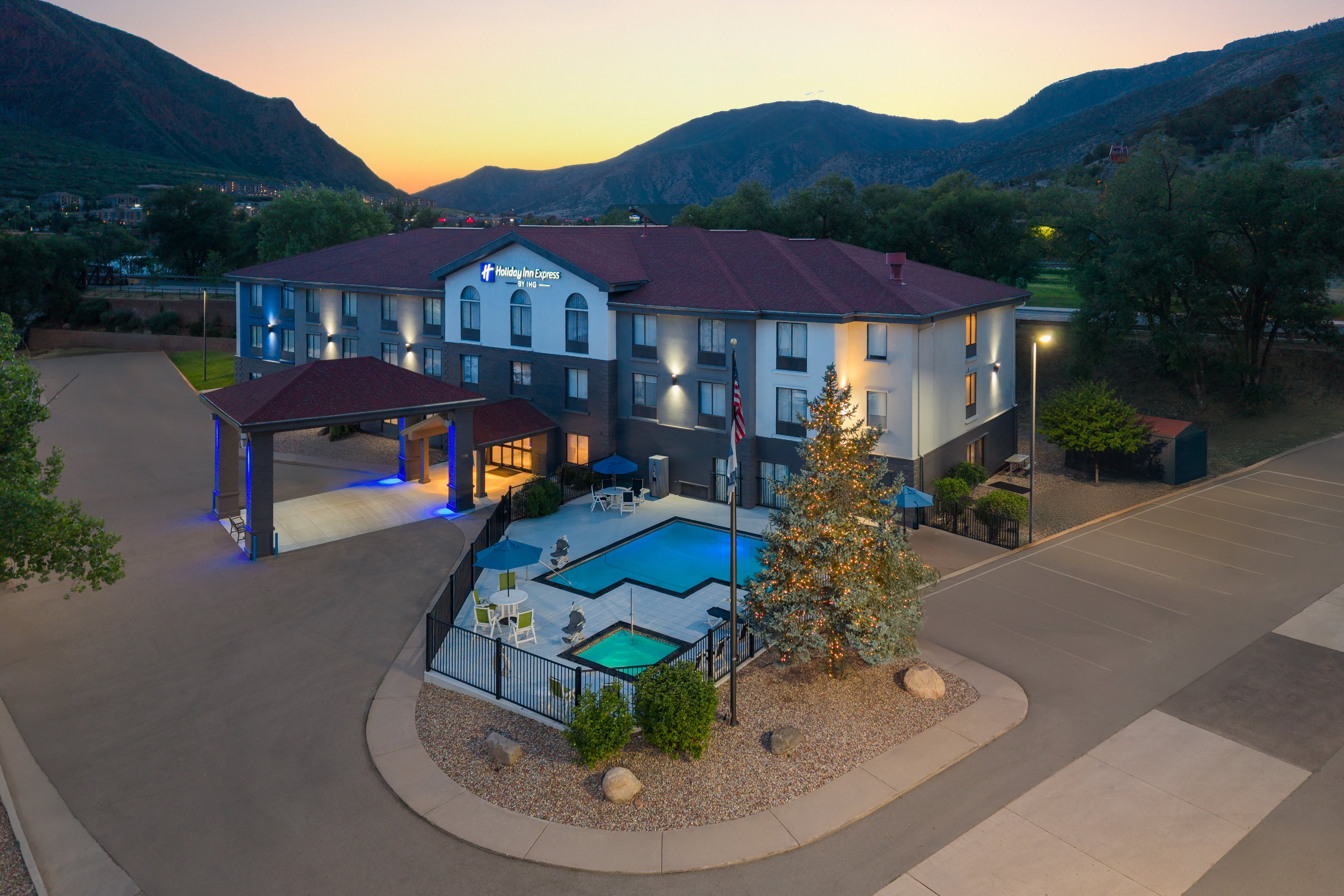 Holiday Inn Express Glenwood Springs Aspen Area, an IHG Hotel 67/73