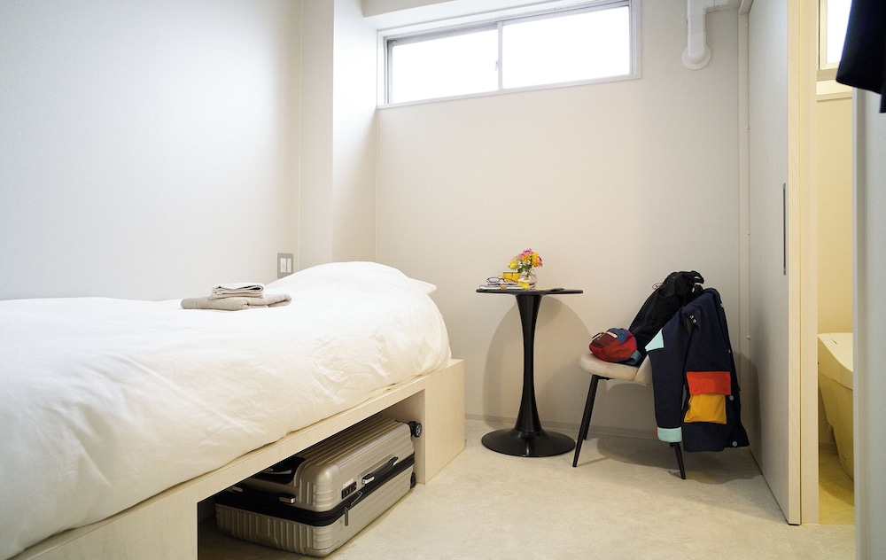 ROOM, SINGLE