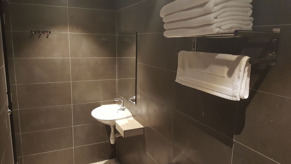9 Square Hotel - Sri Kembangan 37/38