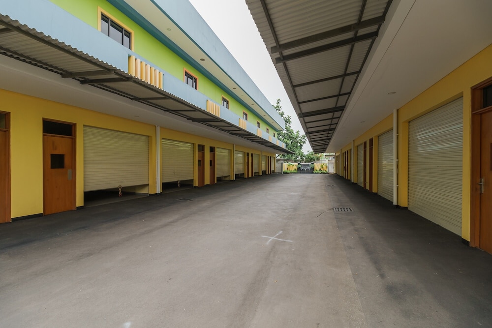 RedDoorz Plus near Dunia Fantasi Ancol 15/19