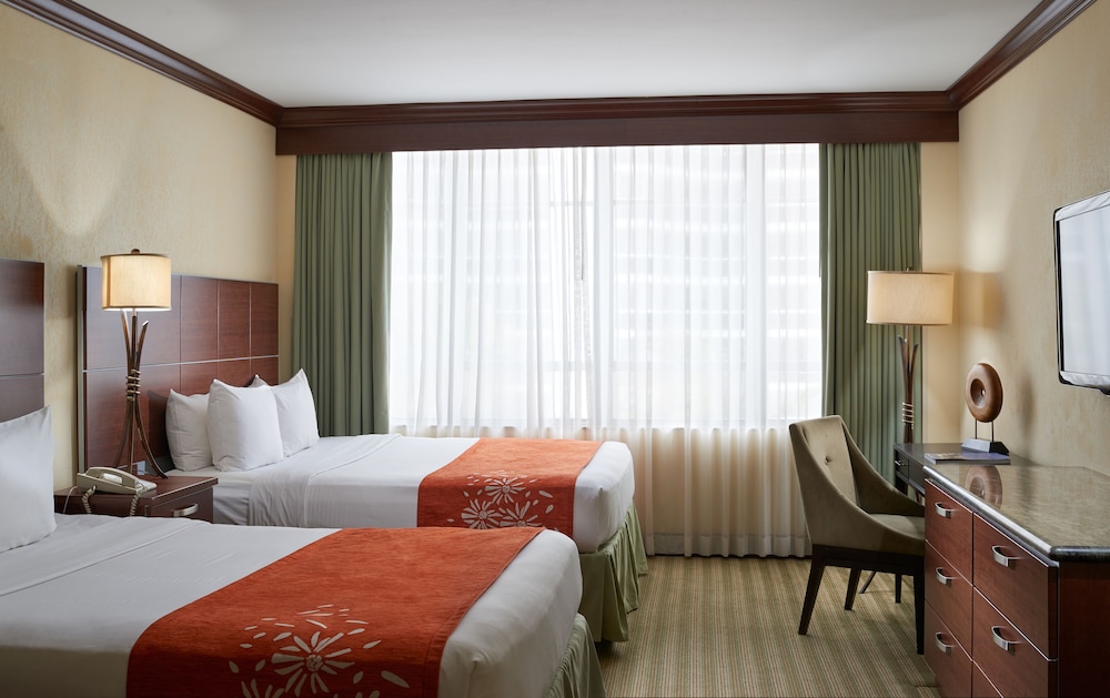 The Sunny Miami Sunny Isles Beach, Curio Collection by Hilton 7/34
