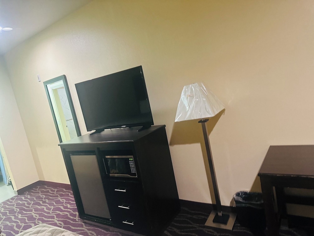 Express Inn & Suites - Bush Airport 26/34