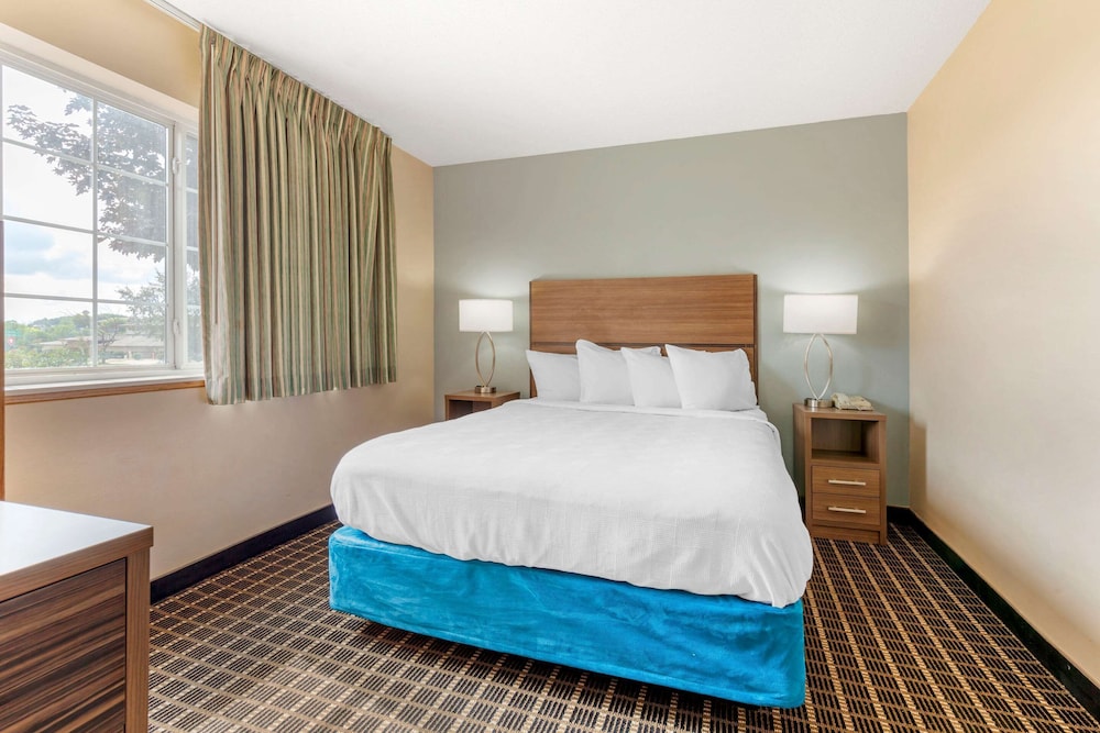 MainStay Suites Dubuque at Hwy 20 11/36