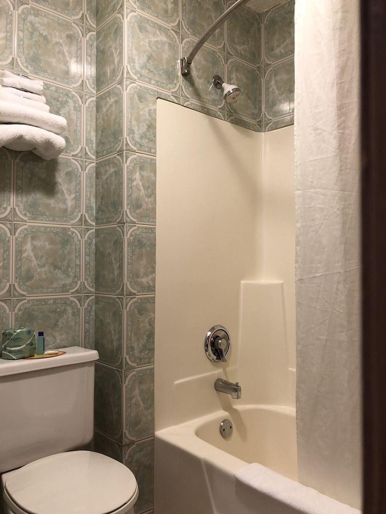 Sky Lodge Inn Suites 12/34