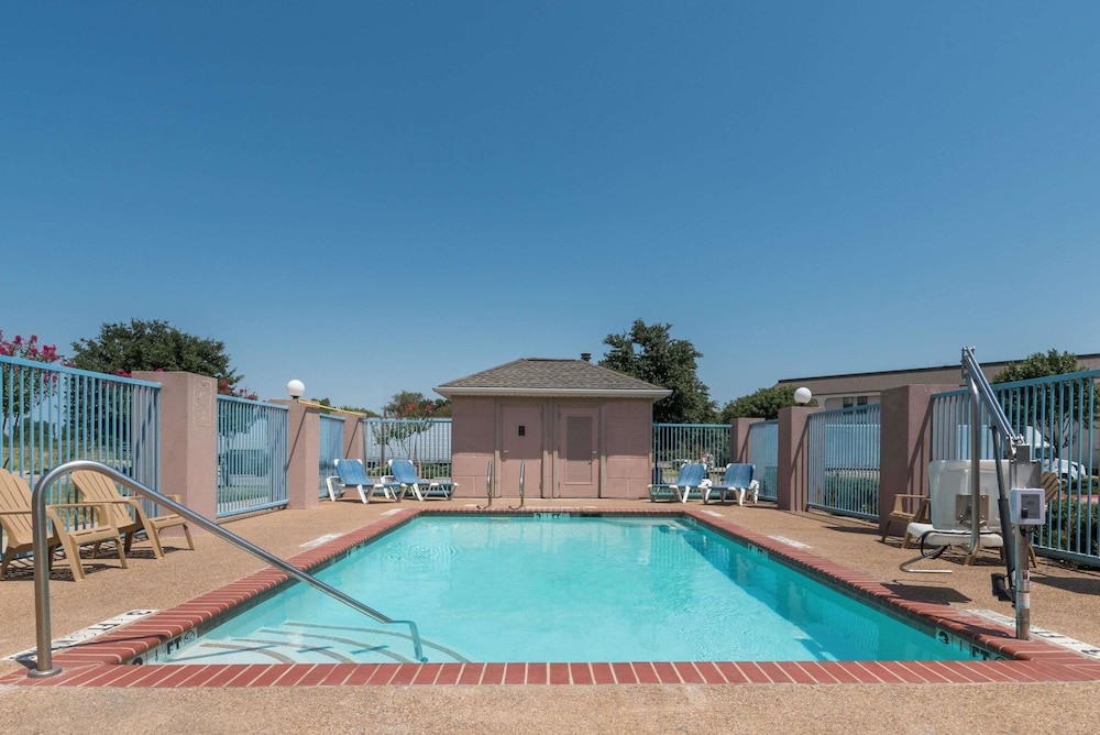 Super 8 by Wyndham Fort Worth Stockyards 3/30