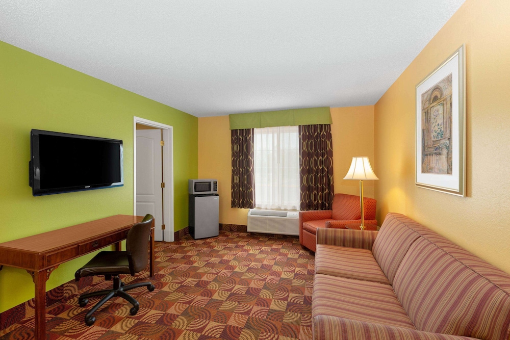 SUPER 8 BY WYNDHAM LAKE OF THE OZARKS 22/30