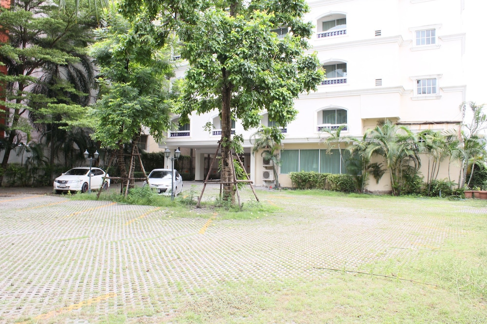Romance Hotel Srinakarin 79/80