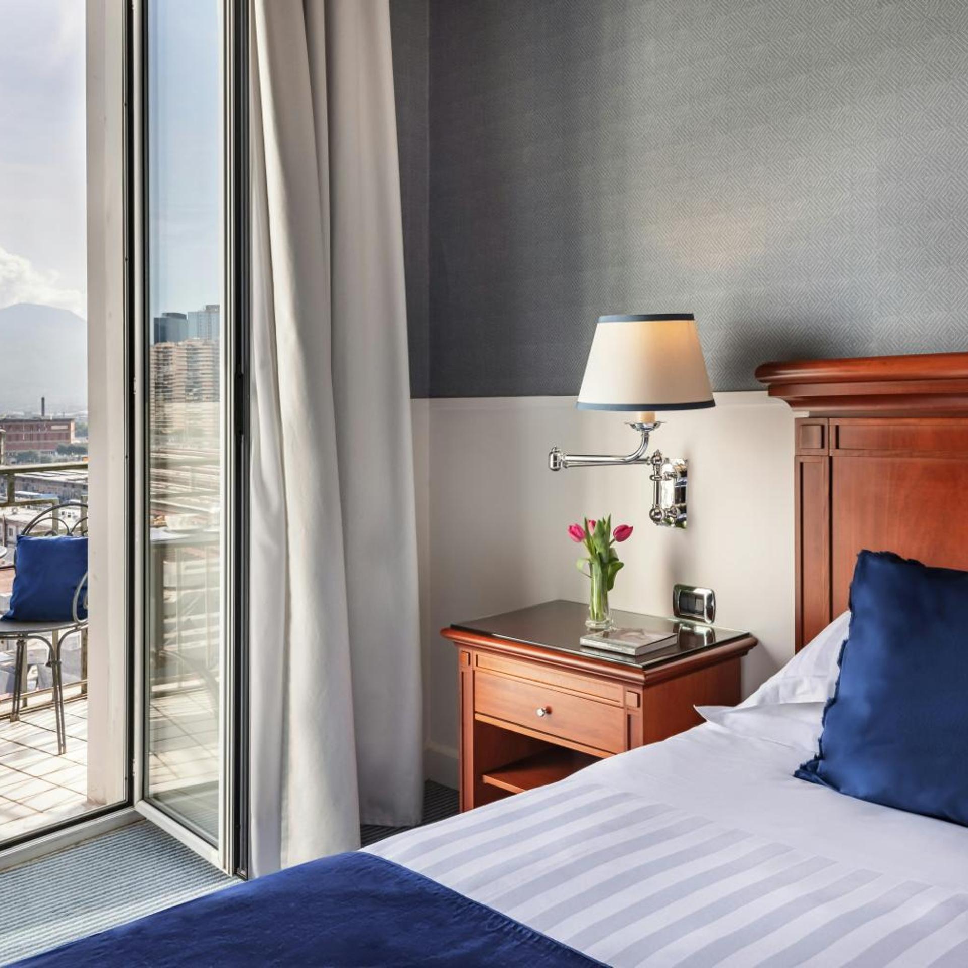 Deluxe, Double or Twin Bed, Volcano View 5/10