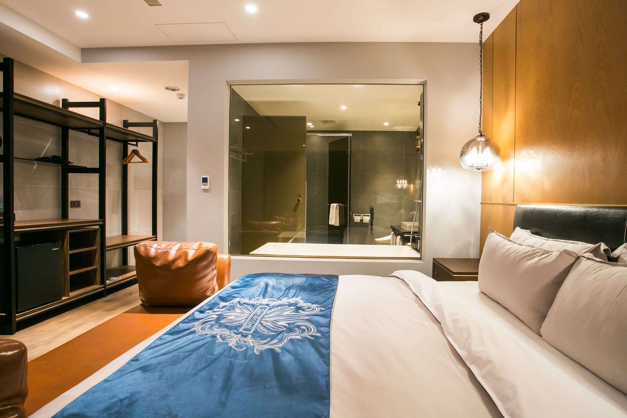 Economy, Queen Bed, No Window