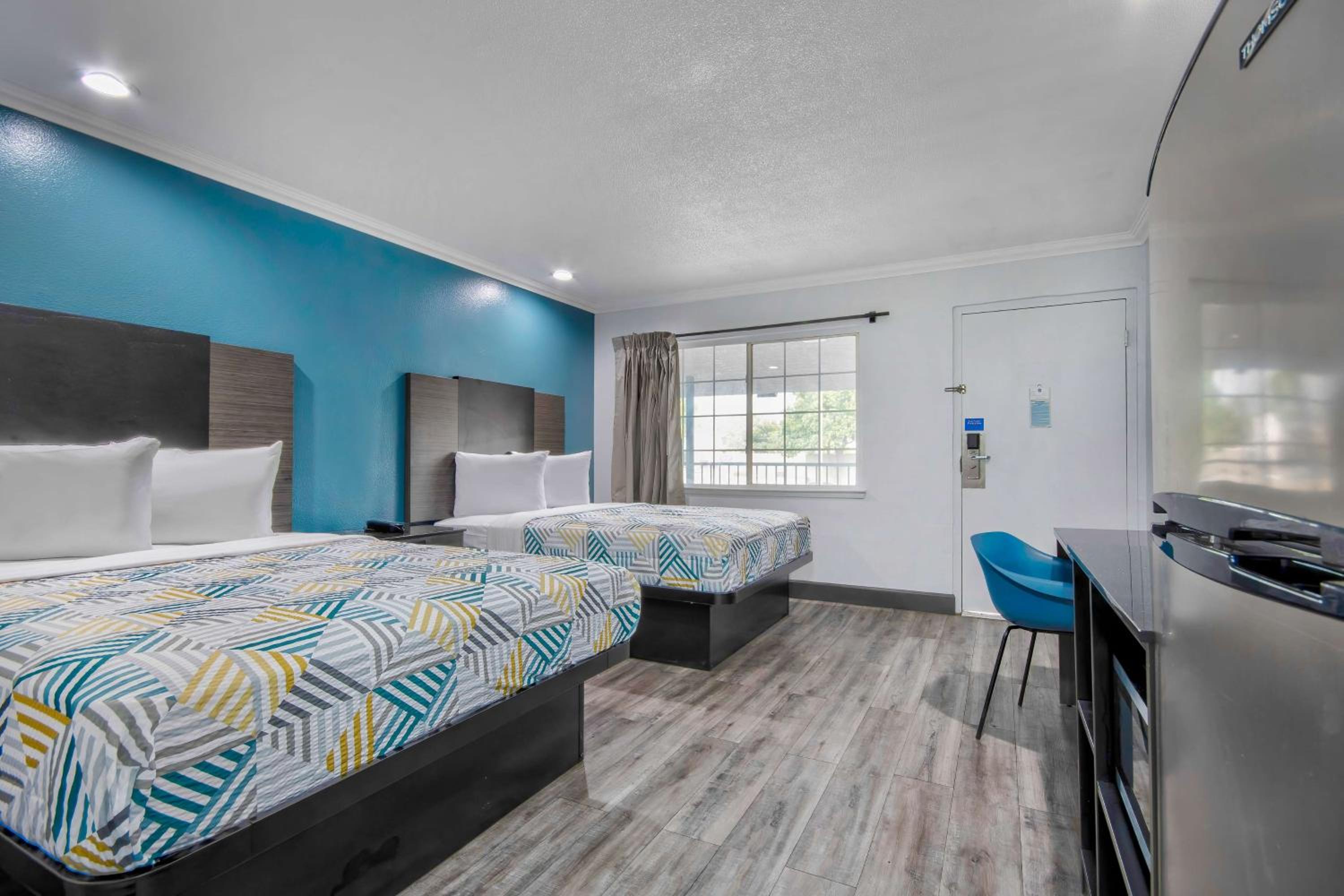 2 Queen Beds - Non-Smoking, Micfridge