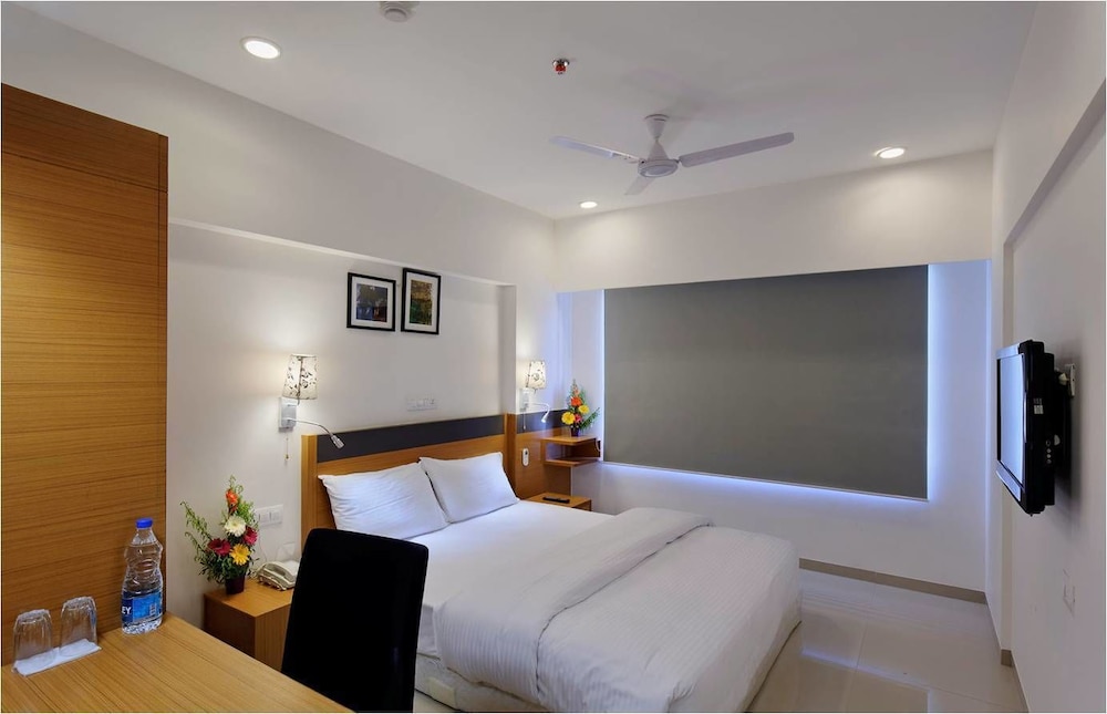 Hi 5 Hotel And Experience 12/39