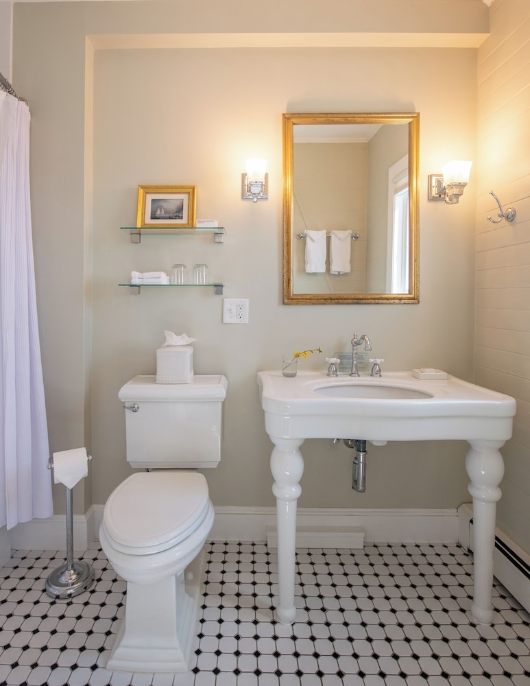 Cape Arundel Inn & Resort 48/49