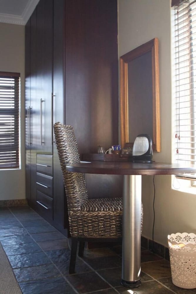 House Haven Guesthouse 50/50
