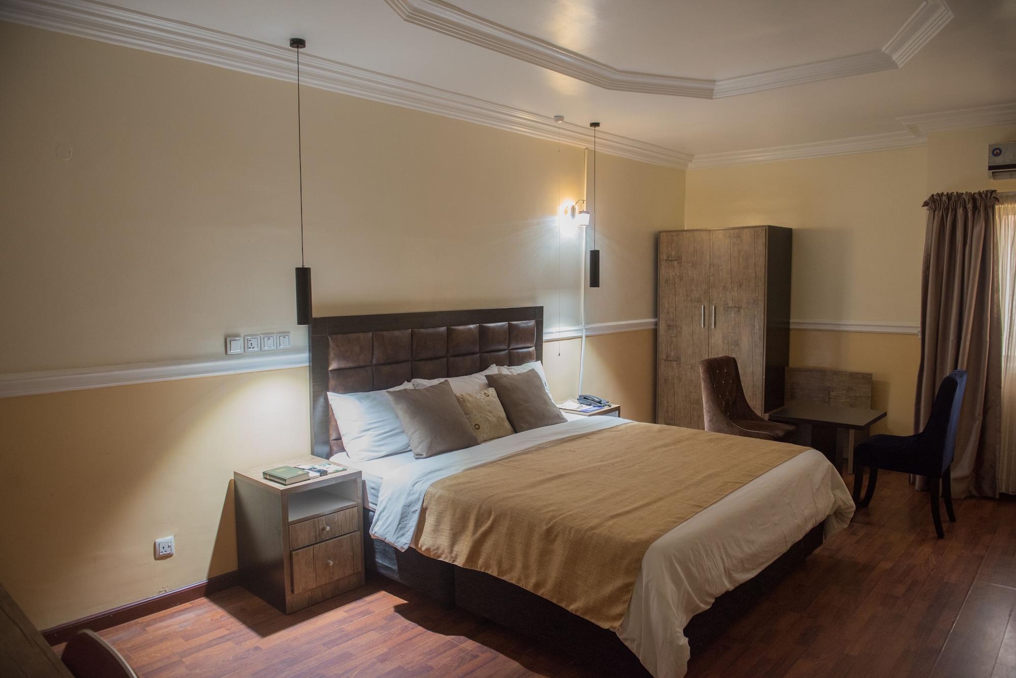 ROYAL, KING BED