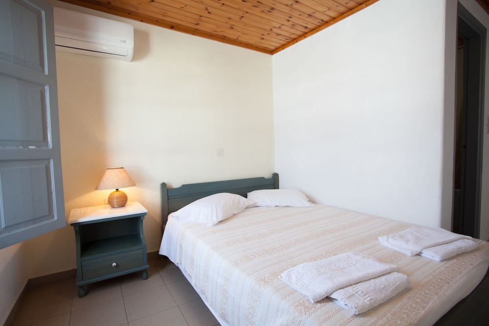 Polos Hotel Paros 32/90