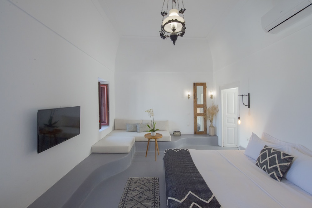 Cave, Signature, Suite, Queen Bed, Sofa, Plunge Pool، Nano Suites 2/2