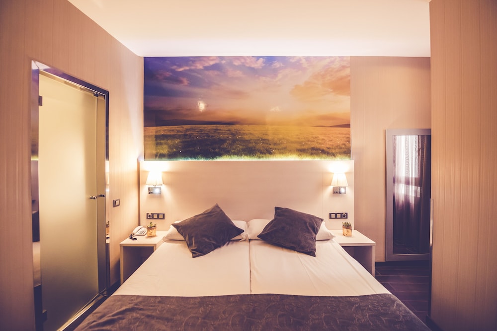 BASIC, TWIN BEDS, PRIVATE BATHROOM