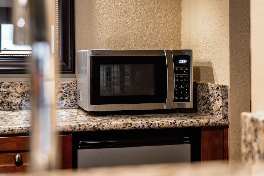 La Quinta Inn & Suites by Wyndham Cocoa Beach Oceanfront 22/54