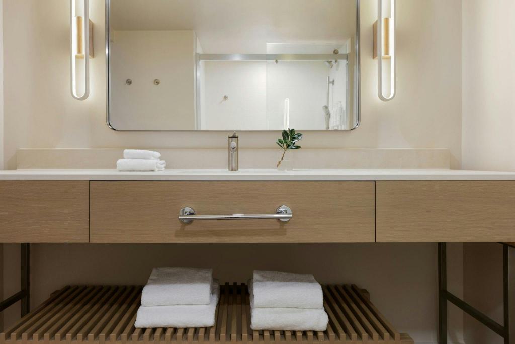 جناح غراند تنفيذي بسرير كينج بشرفة مع أريكة، Fort Lauderdale Marriott Pompano Beach Resort and Spa 5/5