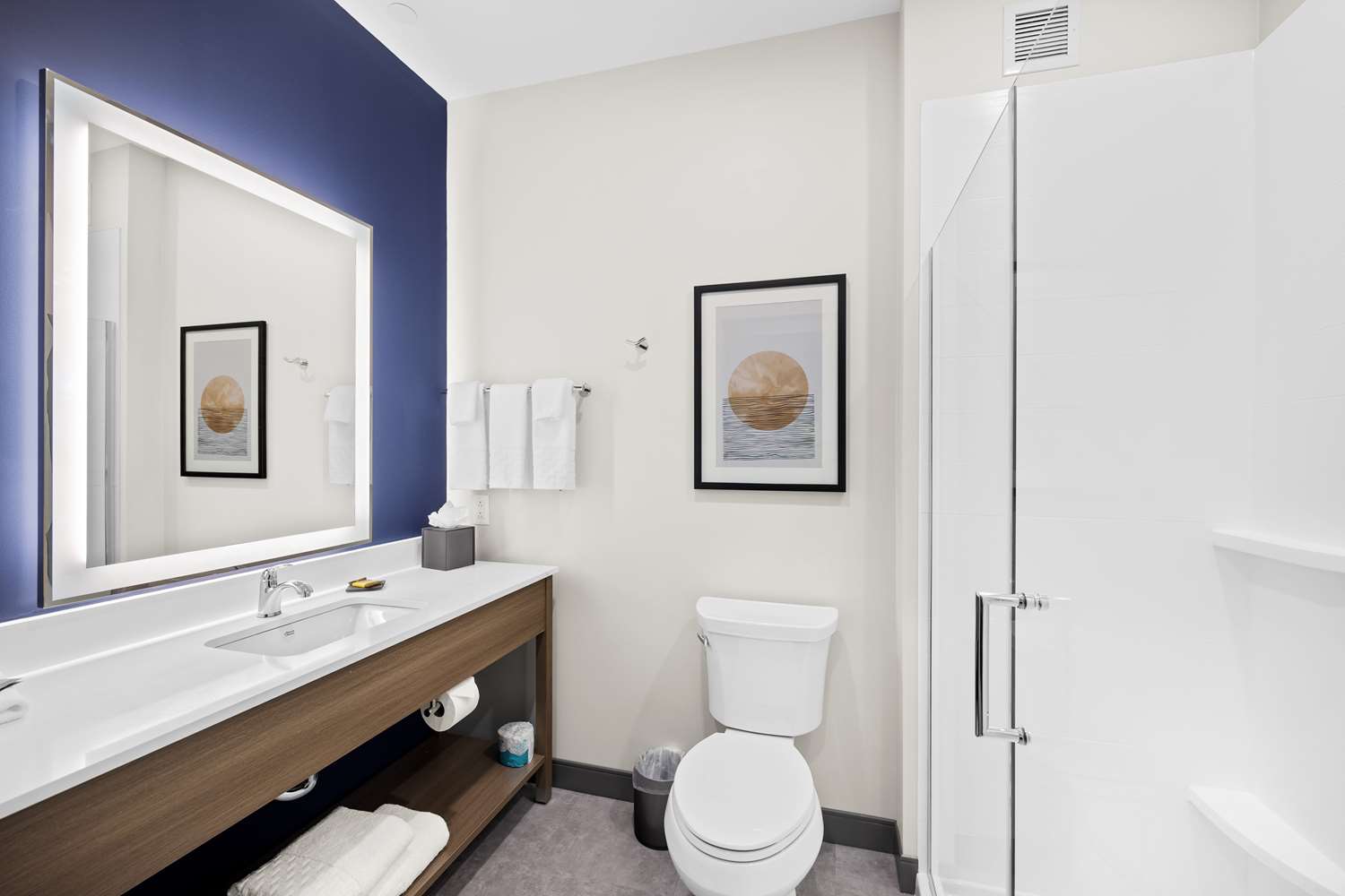 غرفة بسريرين كوين، Best Western Plus Marquette Hotel and Suites 2/2