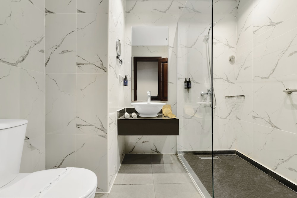 جناح بسرير كوين وسريرين منفصلين بإطلالة على المسبح بشرفة، M Hotels at Porto Marina 4/4