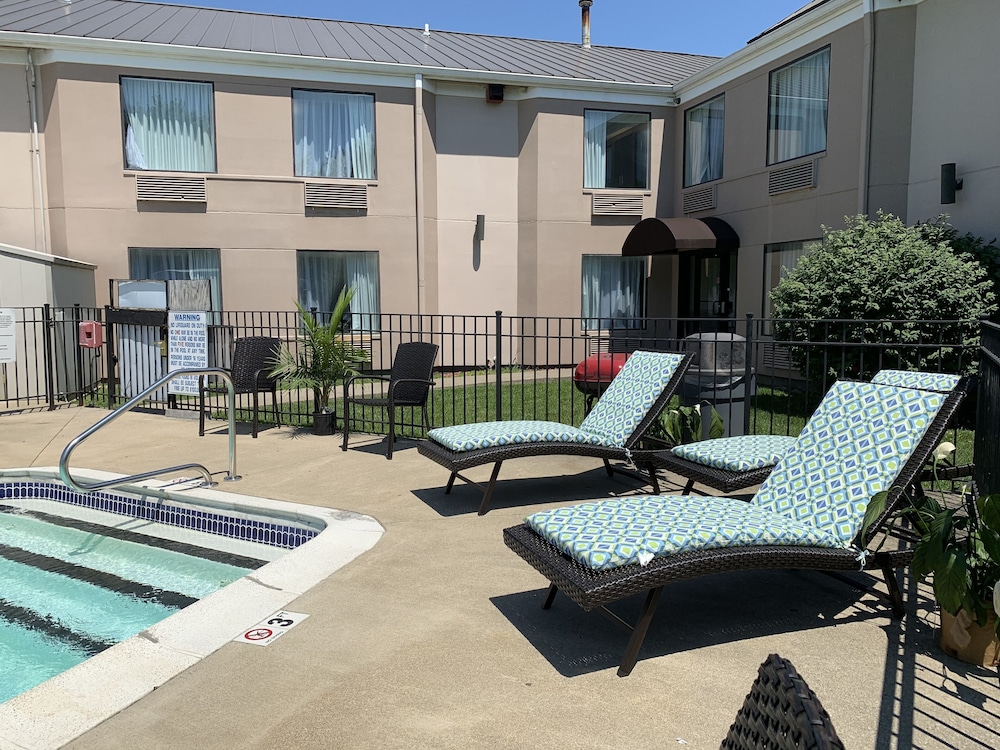 Spark by Hilton Louisville Airport 25/50