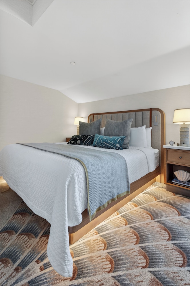 Deluxe, Queen Bed, Resident View, Garden Area
