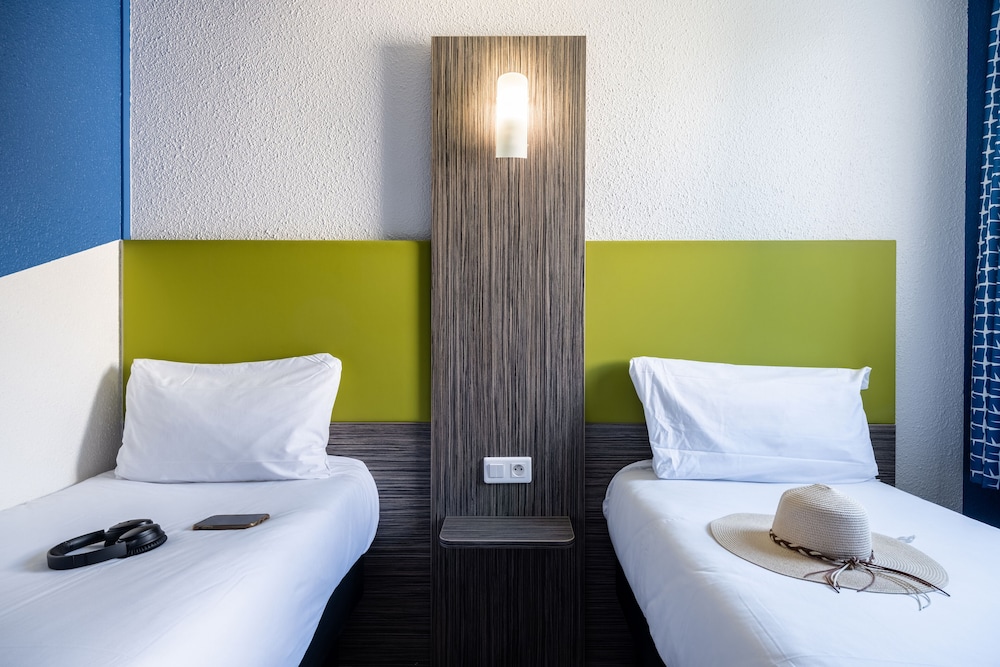 Pop, Twin Beds