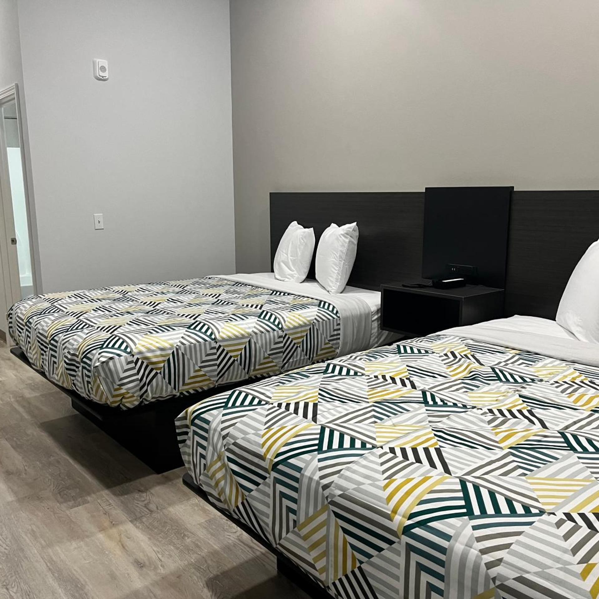 2 Queen Beds - Non-Smoking, Micfridge