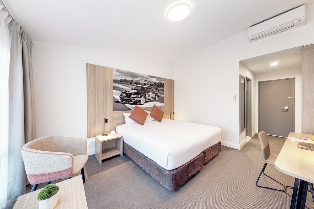 Deluxe, King Bed