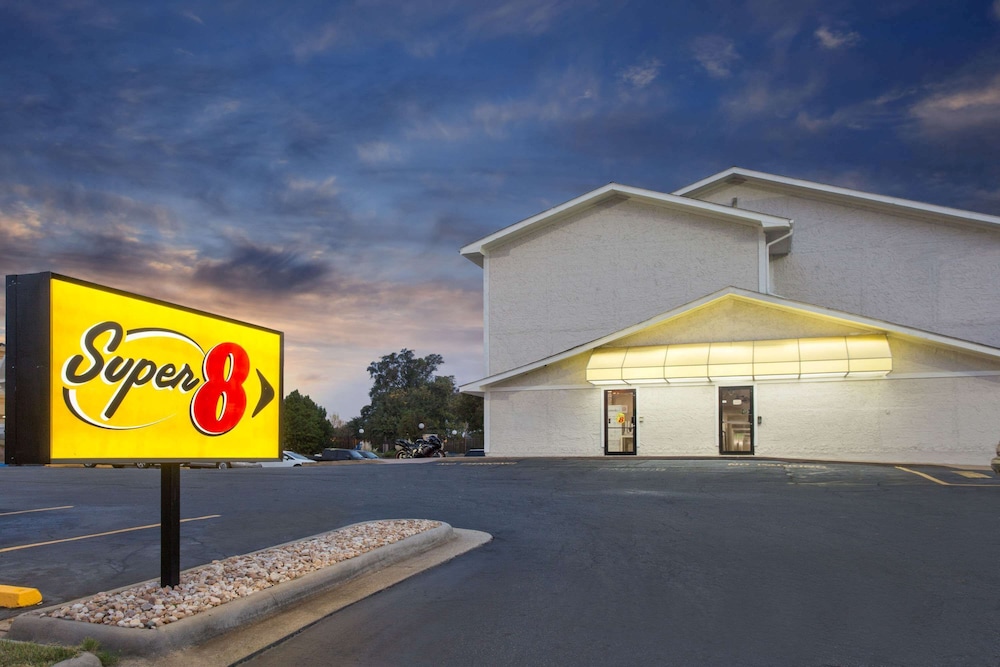Super 8 by Wyndham Columbus Airport 1/16