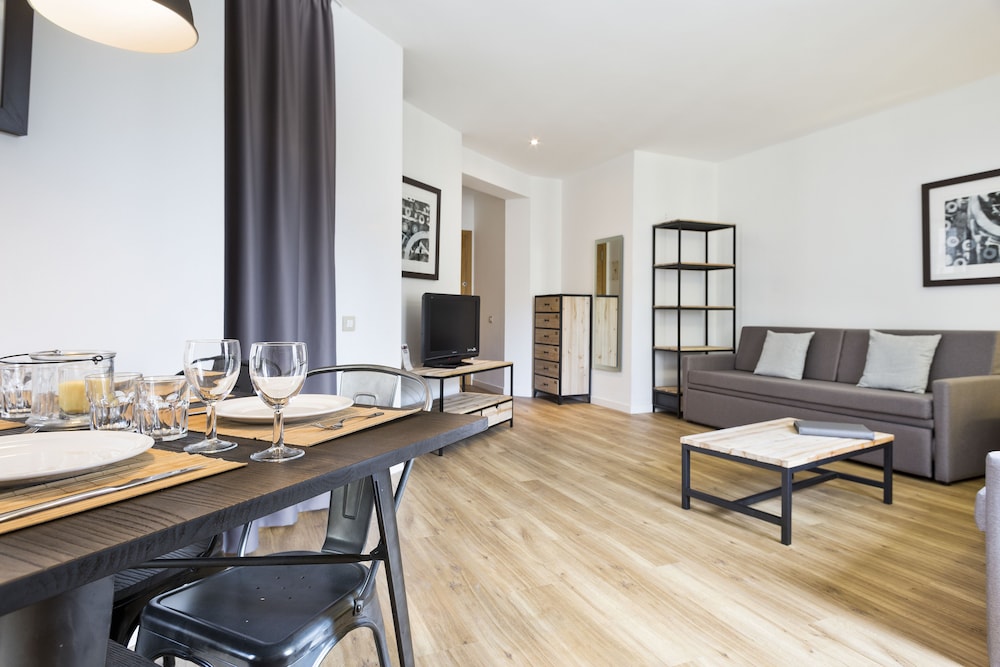 Amister Apartments 32/43