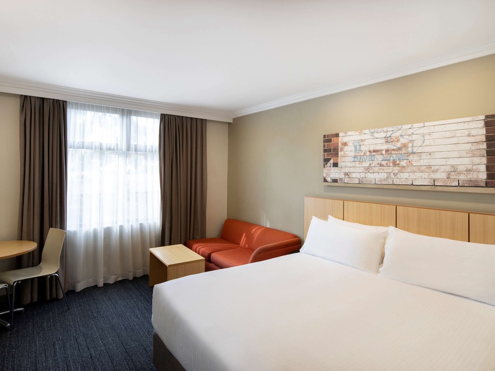 Mercure Sydney Blacktown 24/72
