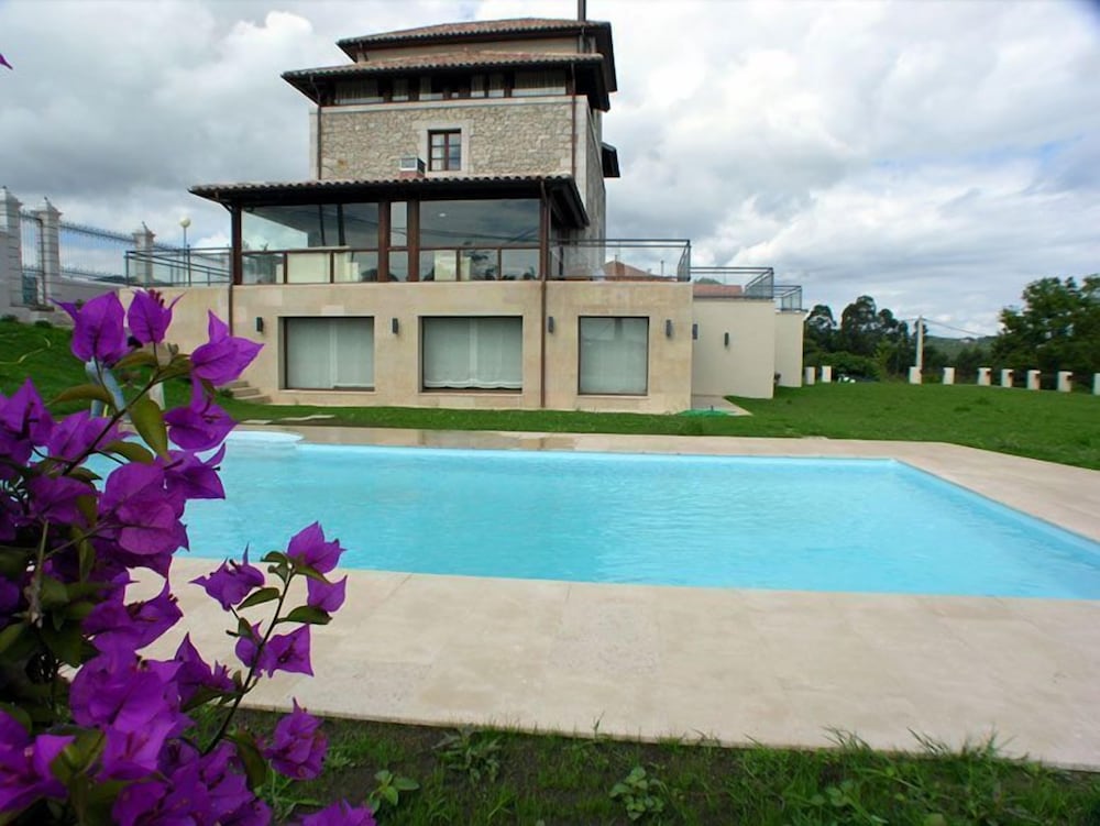 Villadesella Hotel 33/36