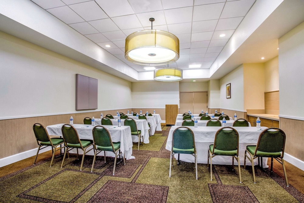La Quinta Inn & Suites by Wyndham Danbury 46/58