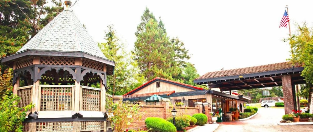 Coachman Inn Suites 1/64