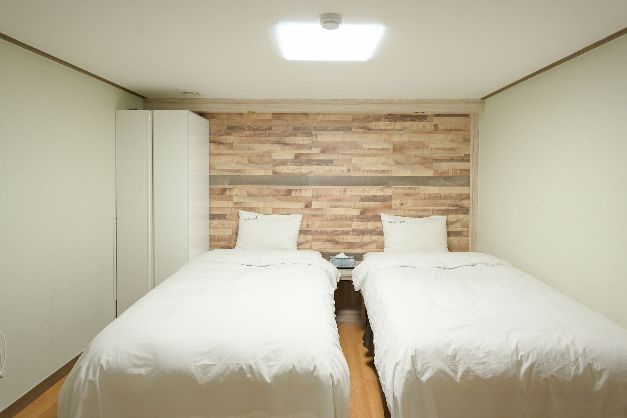 ECONOMY, BASEMENT, TWIN BEDS, NO WINDOW