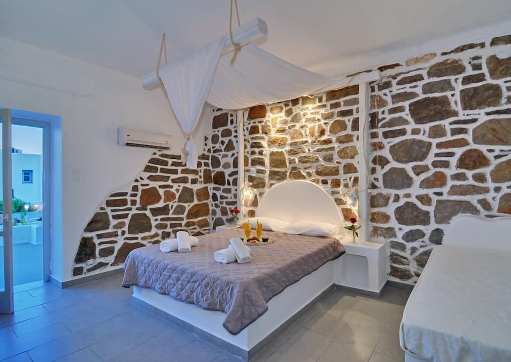 Adamas Hotel 9/23
