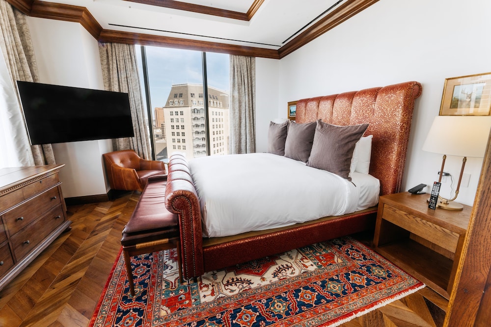 East, Suite, King Bed, Parlor