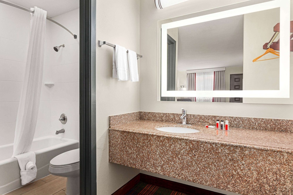 Ramada by Wyndham San Antonio Near SeaWorld/Lackland AFB 17/63