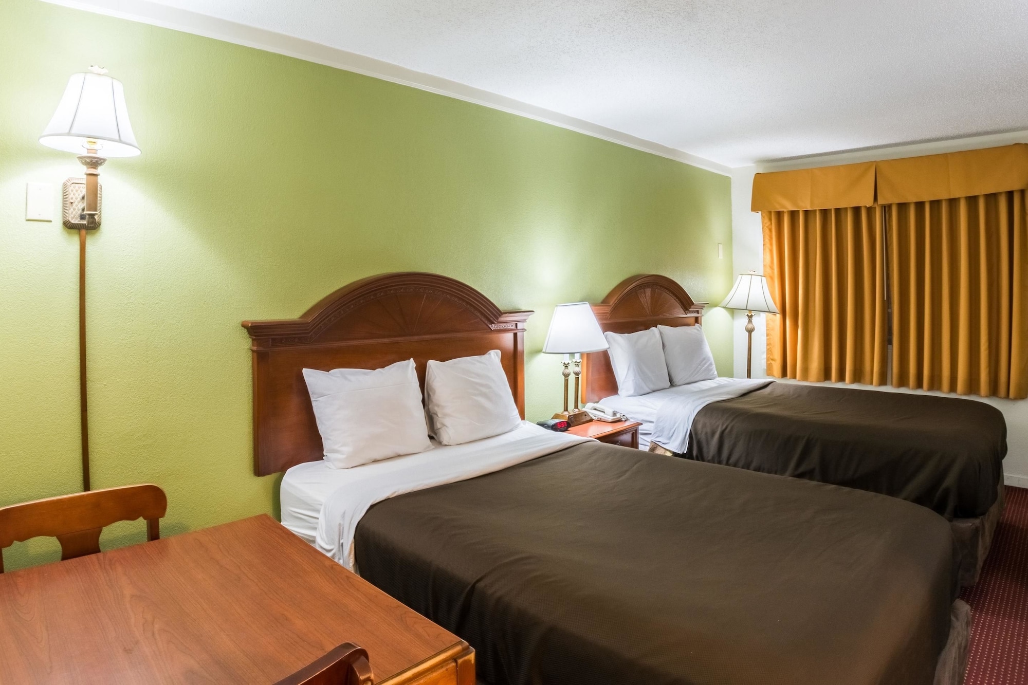 غرفة قياسية بسريرين مزدوجين، Suburban Studios Florence I-95 4/6