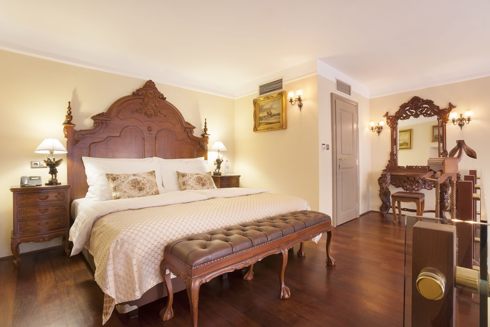 Iron Gate Hotel And Suites 22/71
